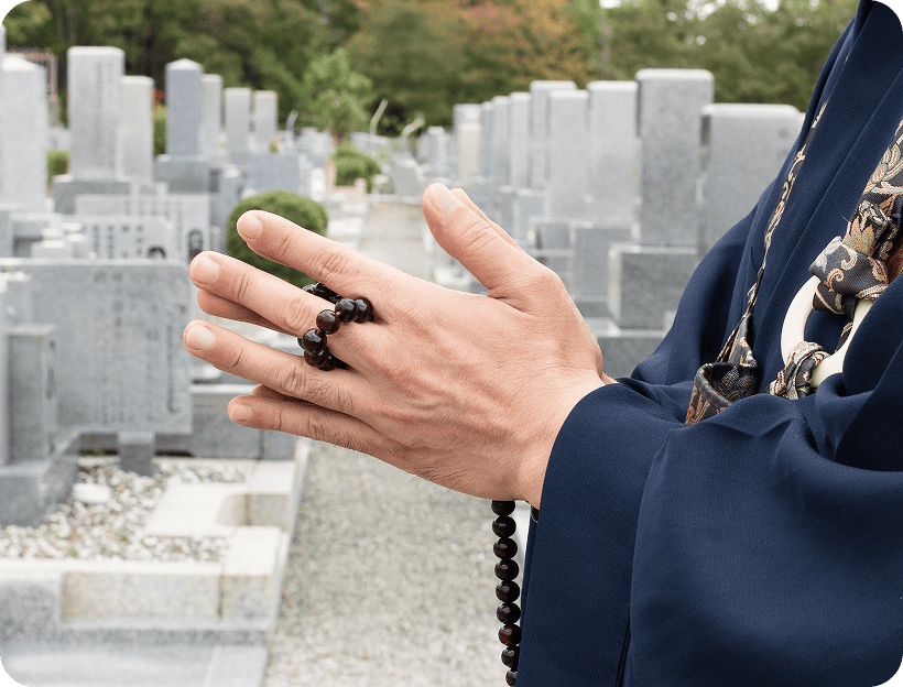 手をあわせる僧侶