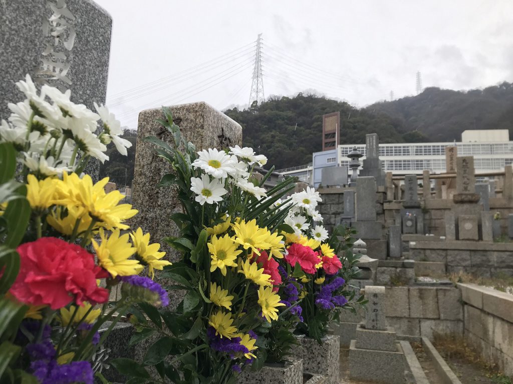 神戸市のお墓参り代行・お掃除代行｜鵯越墓園【1000件以上】の実績で対応します