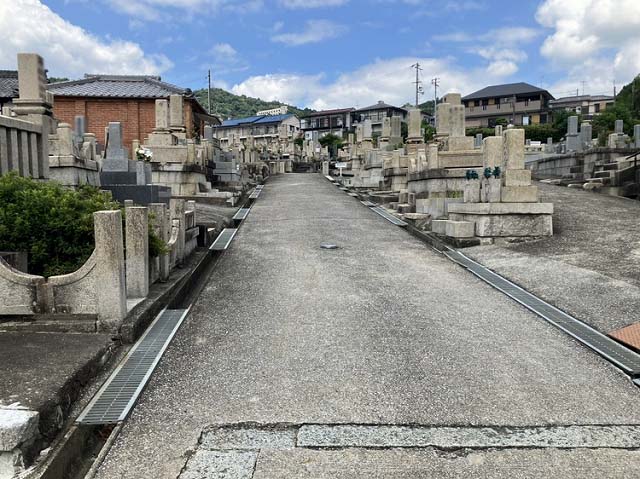 川西市・火打墓地での墓地清掃レポート｜大阪石材・塩田が語る「お墓との向き合い方」